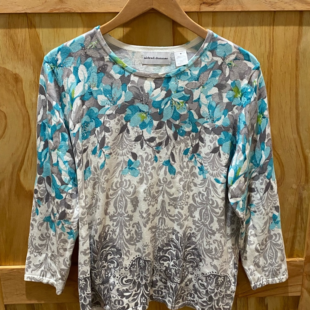 EUC- Alfred Dunner Size M long sleeve top shirt jewels
